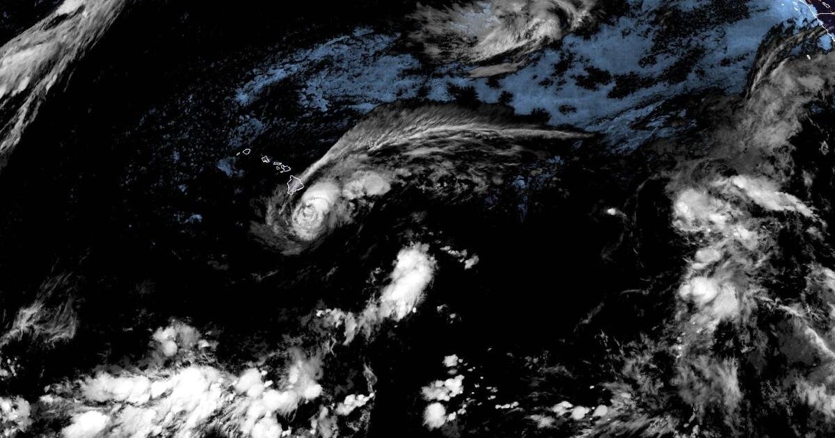 You are currently viewing Hawaii’s Big Island lashed by rain and wind as Tropical Storm Lala closes in
