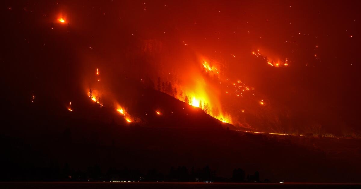 You are currently viewing Wildfires burn across western U.S. and Canada as residents are evacuated