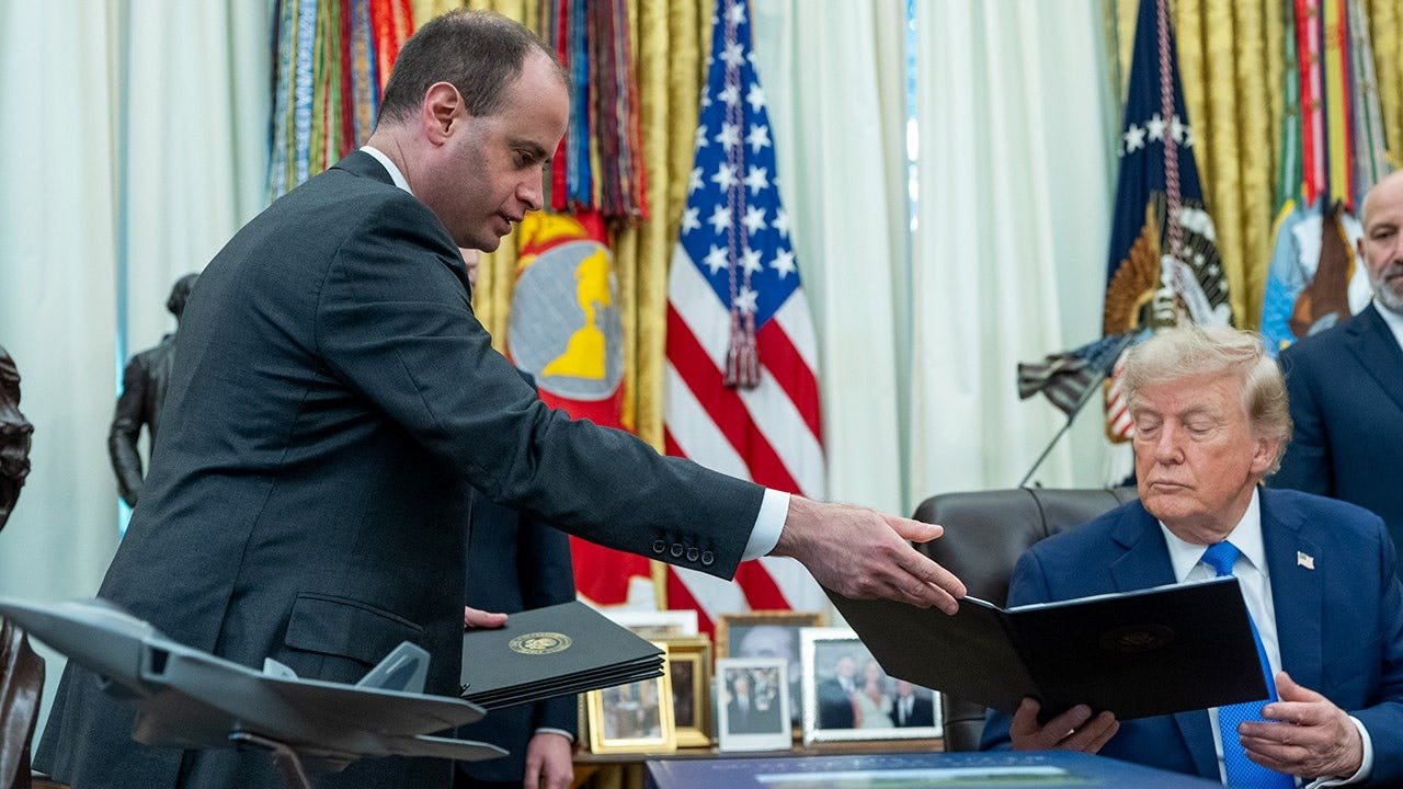 You are currently viewing Trump taps White House staff secretary Will Scharf for White House counsel role