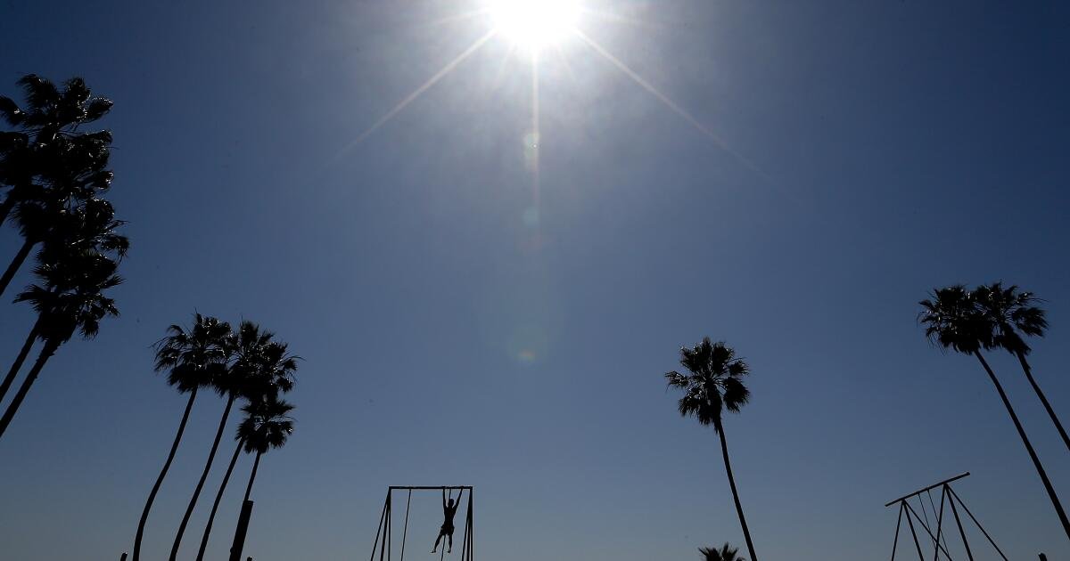You are currently viewing Why an electric fan can make you hotter in extreme heat — and what to do instead