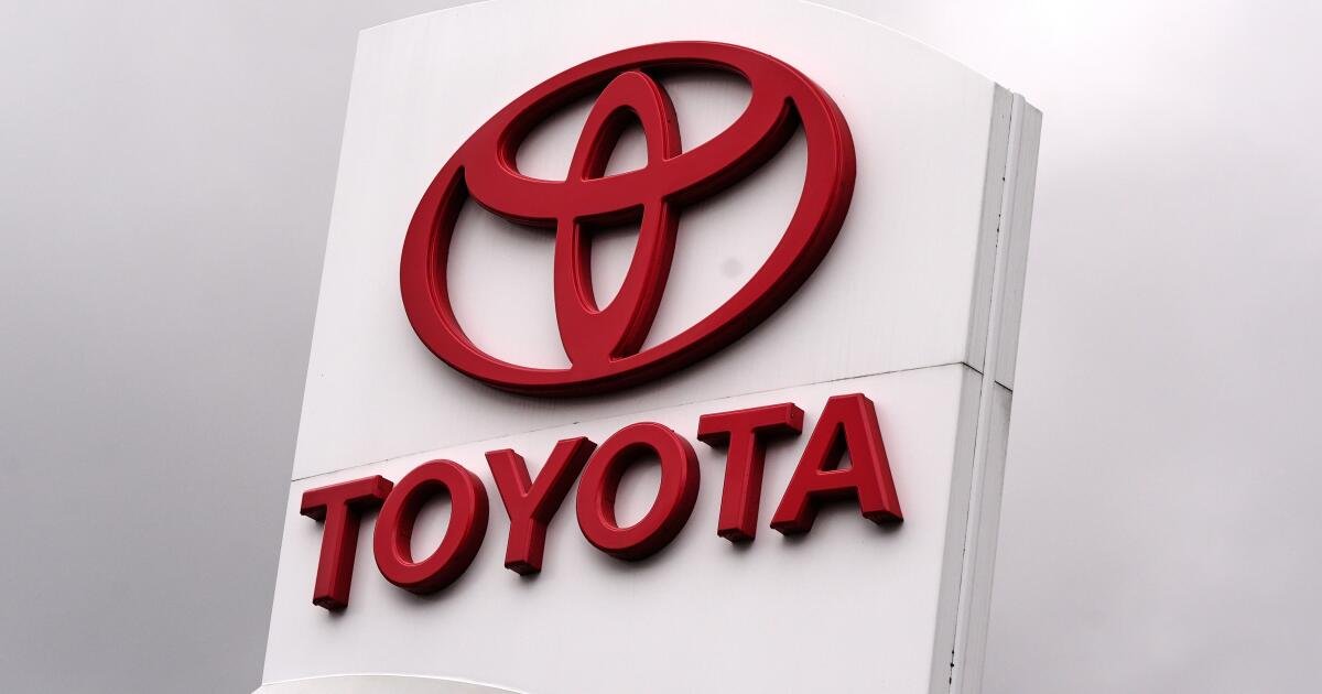 You are currently viewing Toyota recalls hundreds of thousands of cars for broken indicators