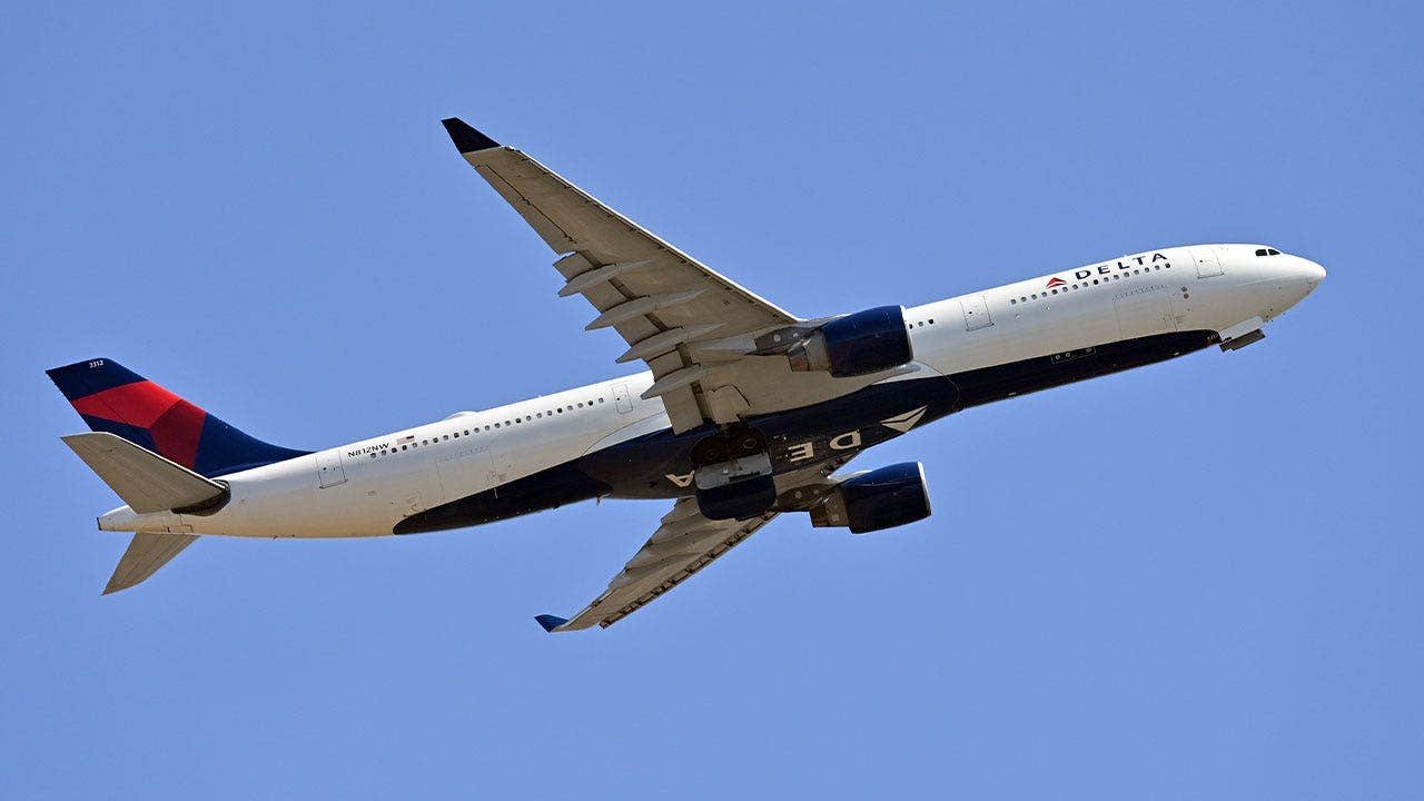 You are currently viewing Delta Air Lines flight from Paris diverts to Heathrow over lavatory issue
