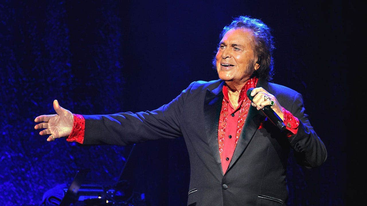 You are currently viewing Engelbert Humperdinck credits pool martial arts for staying fit at 90