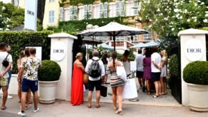 Read more about the article Saint-Tropez crowds surge as influencers fuel French Riviera rush