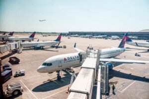 Read more about the article Passengers evacuate down  slide at ATL airport shortly after smoke forces emergency landing