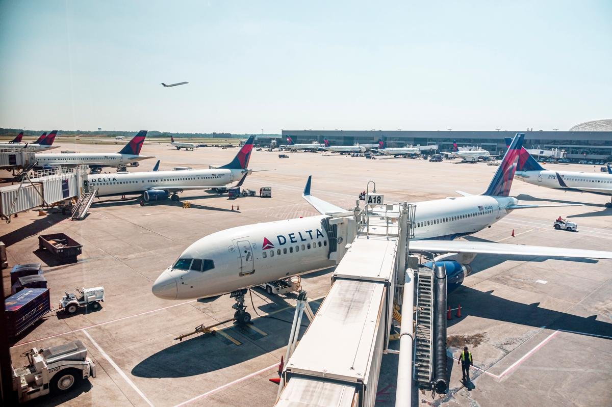 You are currently viewing Passengers evacuate down  slide at ATL airport shortly after smoke forces emergency landing