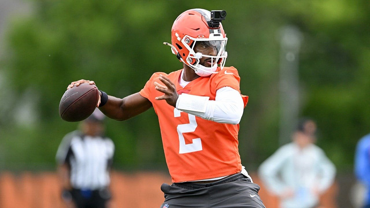 You are currently viewing Shedeur Sanders ranked last of 35 QBs as Browns camp battle looms