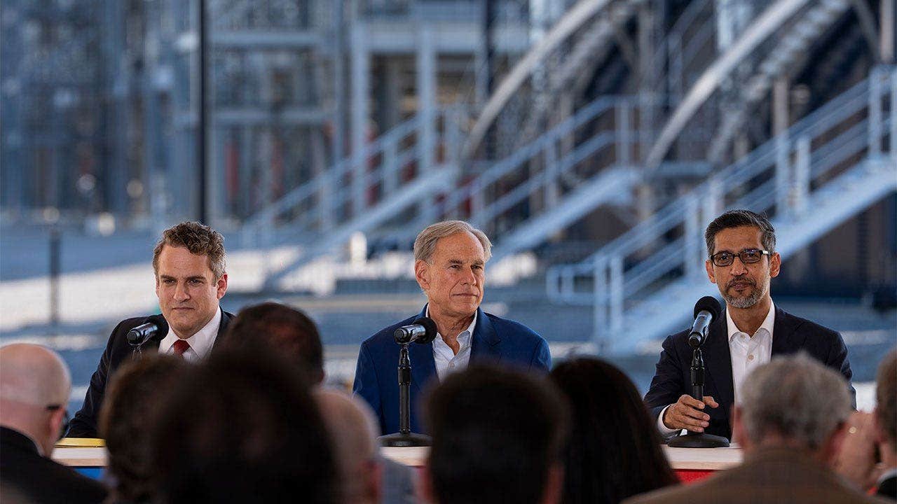 You are currently viewing Greg Abbott pauses data center grid connection approvals in Texas