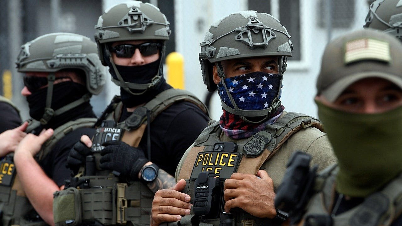 You are currently viewing LAUSD teachers run ICE patrols near LA schools before classes start