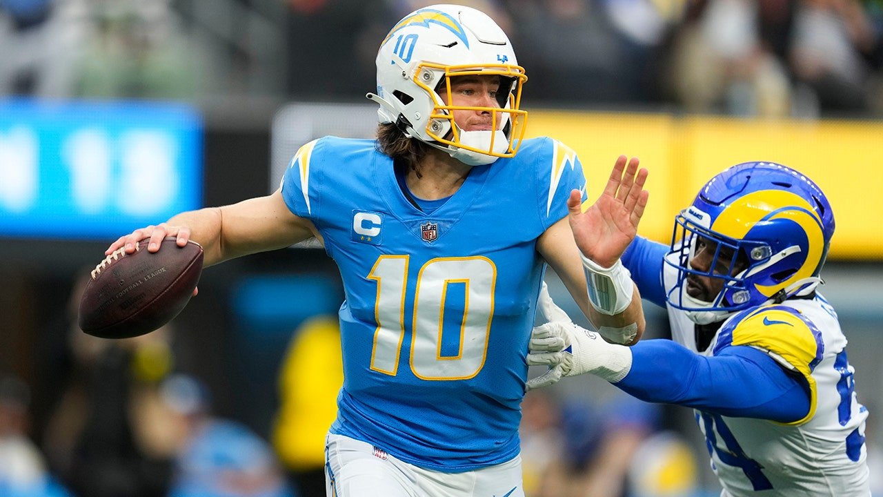 You are currently viewing Los Angeles Chargers betting outlook: Can Justin Herbert and Mike McDaniel finally deliver?