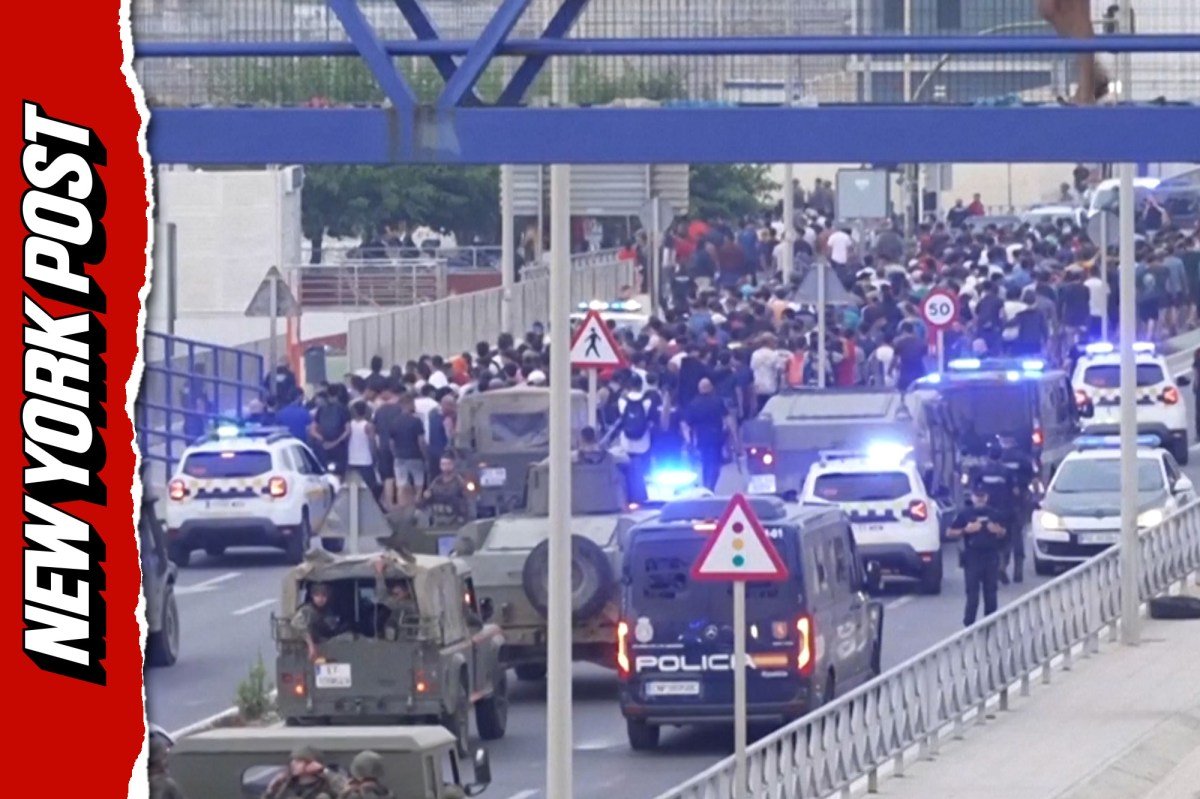 You are currently viewing Military and police escort swarm of migrants out of Spain’s Ceuta enclave