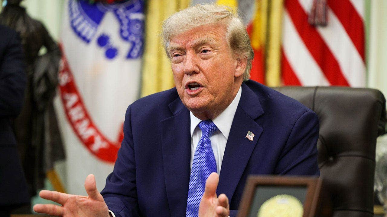 You are currently viewing Trump signs executive orders on birthright citizenship, birth tourism