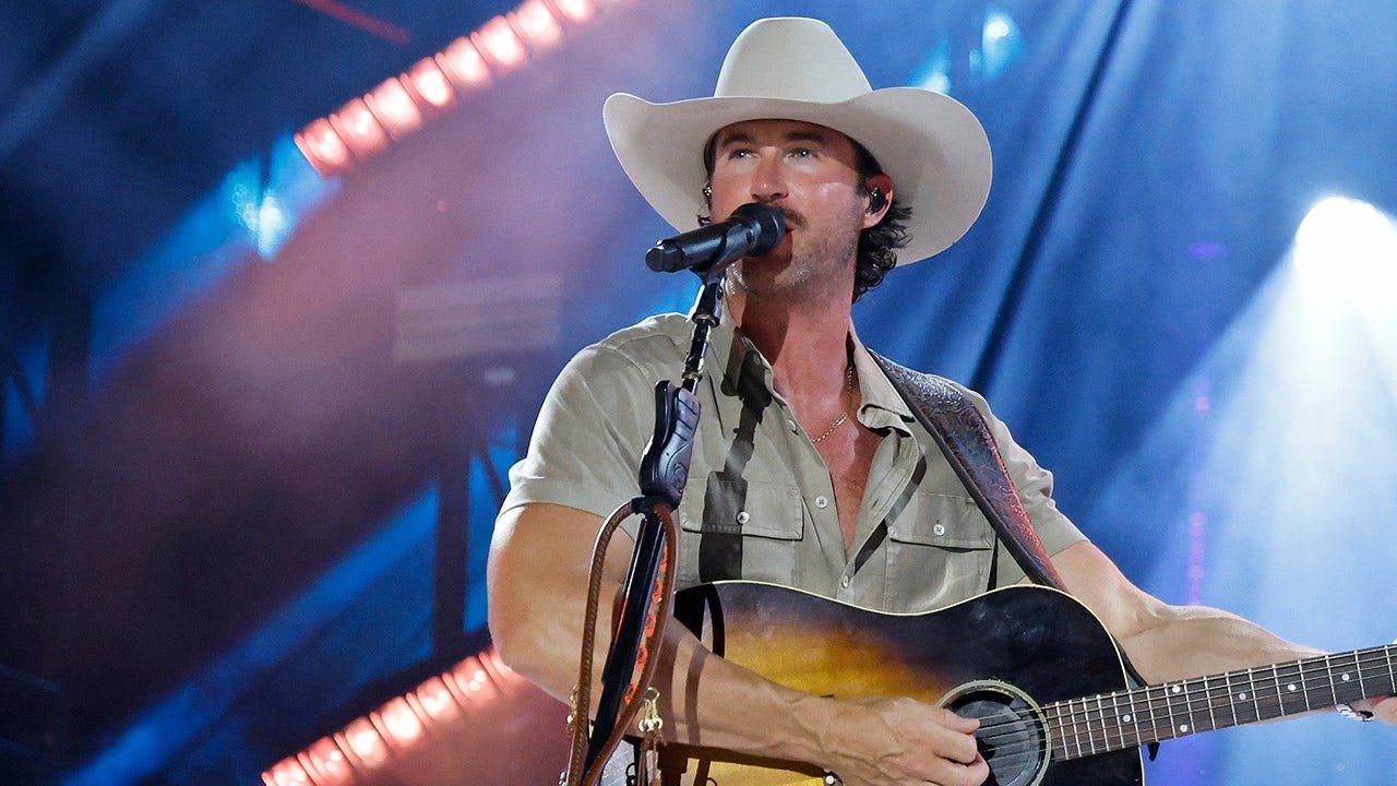 You are currently viewing Riley Green drops acoustic TikTok performance of ‘Bartender in Destin’ and fans can’t get enough