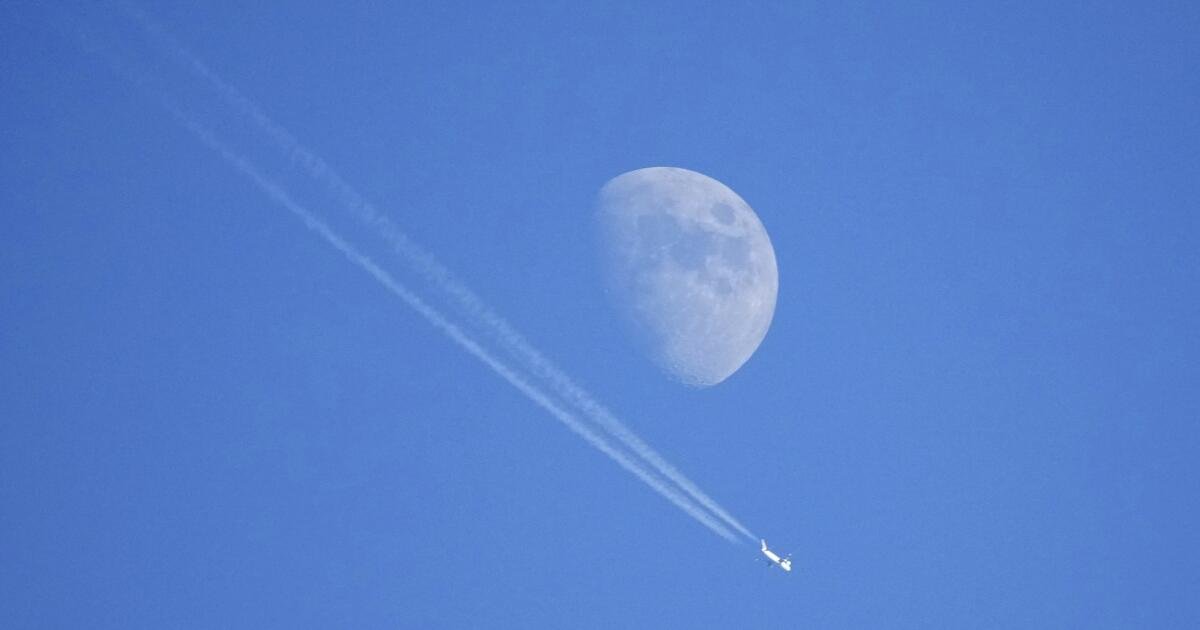 Read more about the article The UK and Google are testing changes to flight paths to tackle aviation’s climate impact