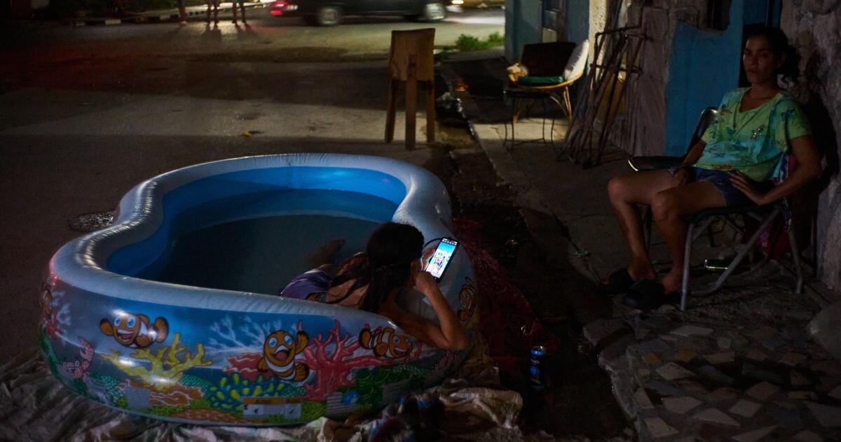 You are currently viewing As blackouts stretch for days, life in Cuba revolves around small bursts of electricity