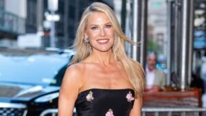 Read more about the article ‘Landman’ star Ali Larter sizzles in bikinis during luxe Italian yacht vacation