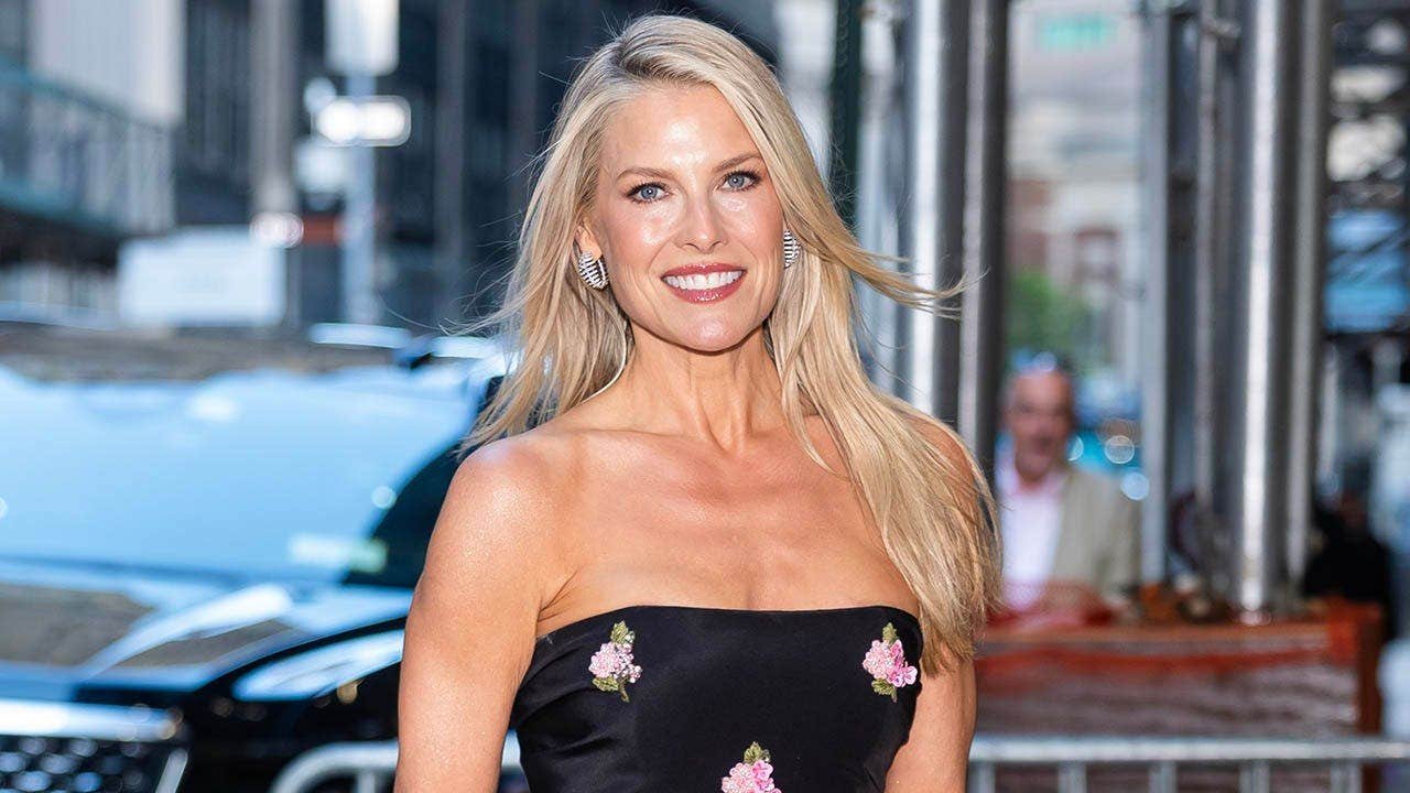 You are currently viewing ‘Landman’ star Ali Larter sizzles in bikinis during luxe Italian yacht vacation