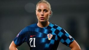 Read more about the article ‘World’s Most Beautiful Soccer Player’ puts a successful beach day in the books after taking talents back home