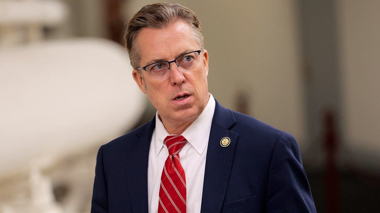 You are currently viewing Trump-backed incumbent ousted as GOP redraw reshapes battle for House