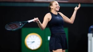 Read more about the article American tennis star Amanda Anisimova leaves fans convinced she drank beer mid-match with mystery beverage