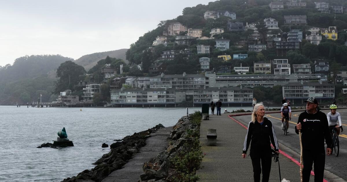 You are currently viewing Aging Californians aren’t leaving their longtime homes. It’s worsening the housing crisis