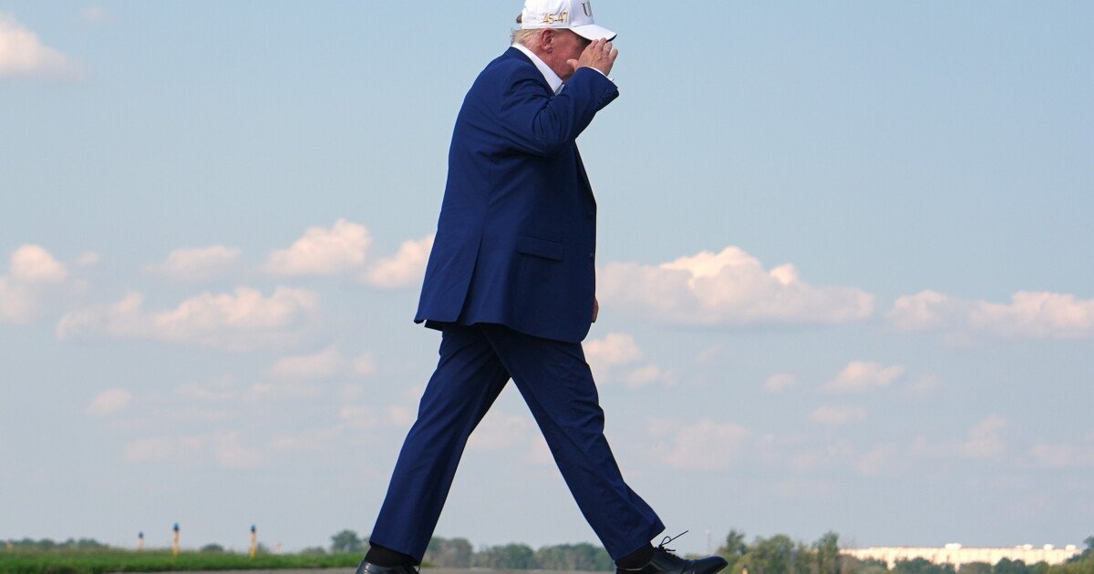 You are currently viewing Trump pivots back to sanctions for Iran as other strategies to end his war fizzle