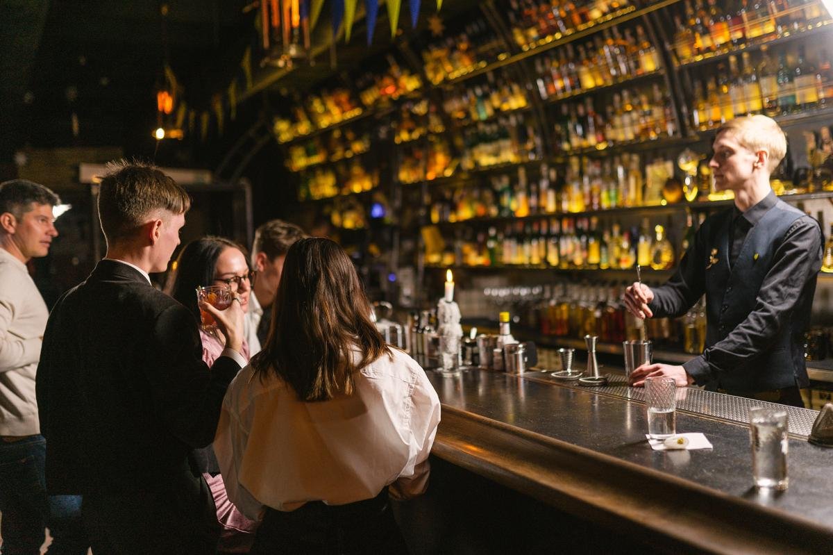 You are currently viewing London officials want to ban standing at the bar — yes, really