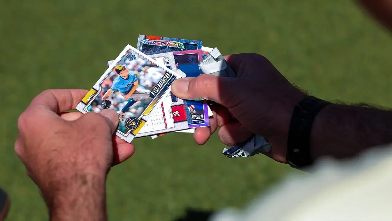 You are currently viewing A sporting goods giant is getting into the lucrative, ever-expanding sports card business