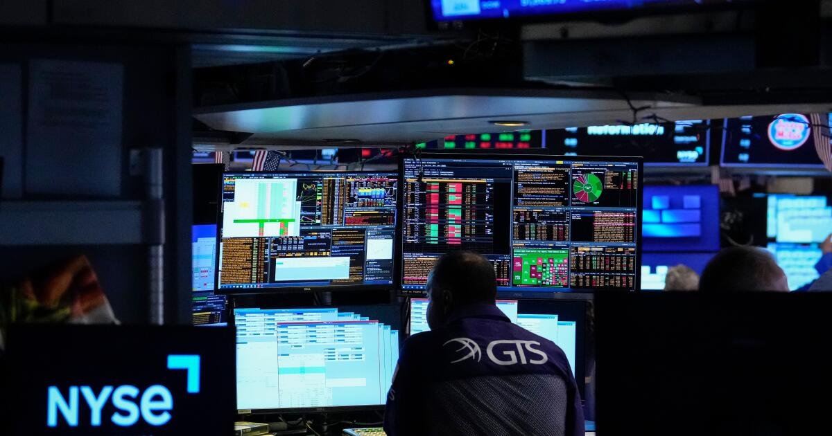 You are currently viewing Stocks hold near records on hopes of an agreement with Iran