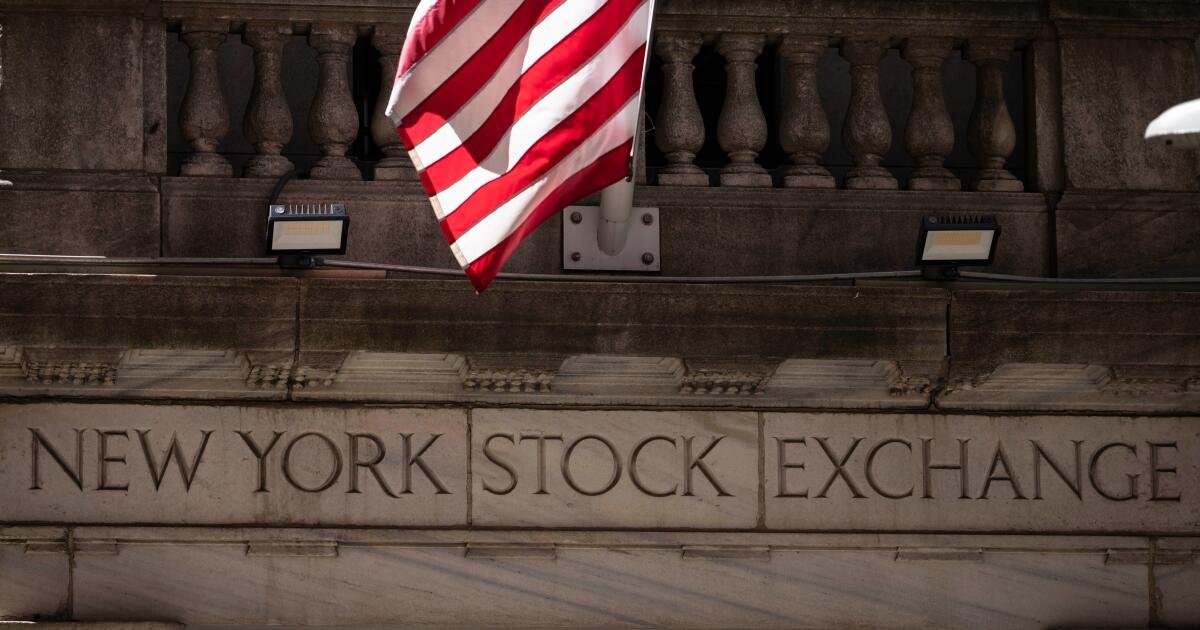 You are currently viewing Sinking AI stocks pull Wall Street further from its record