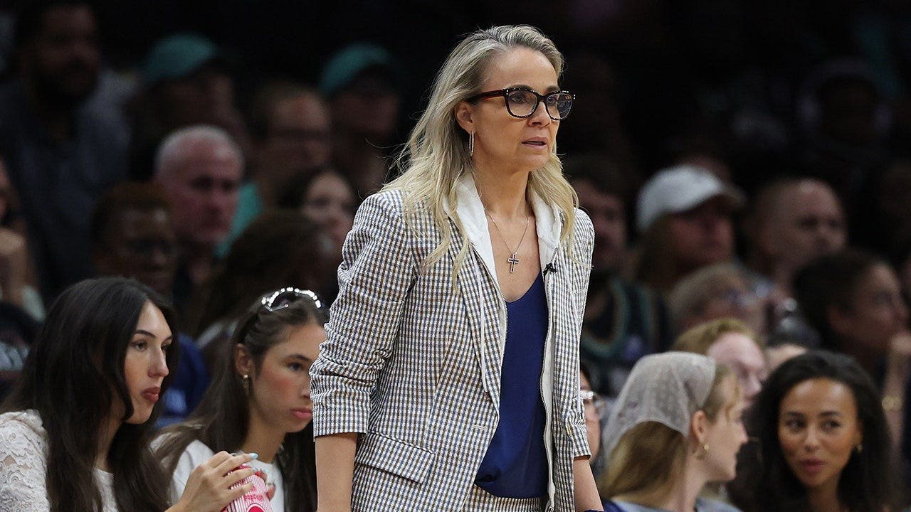 You are currently viewing Becky Hammon defends Aces stars sitting out during back-to-back game