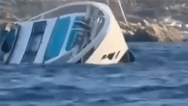 You are currently viewing $9.1M yacht caught on video sinking after engine failure sparks a fire