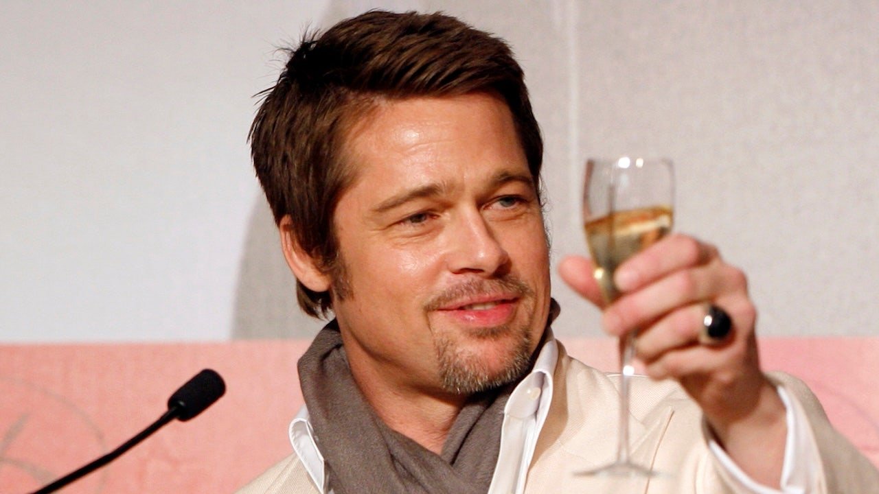 You are currently viewing Brad Pitt’s ‘restrained’ drinking after sobriety comes with risk, expert warns