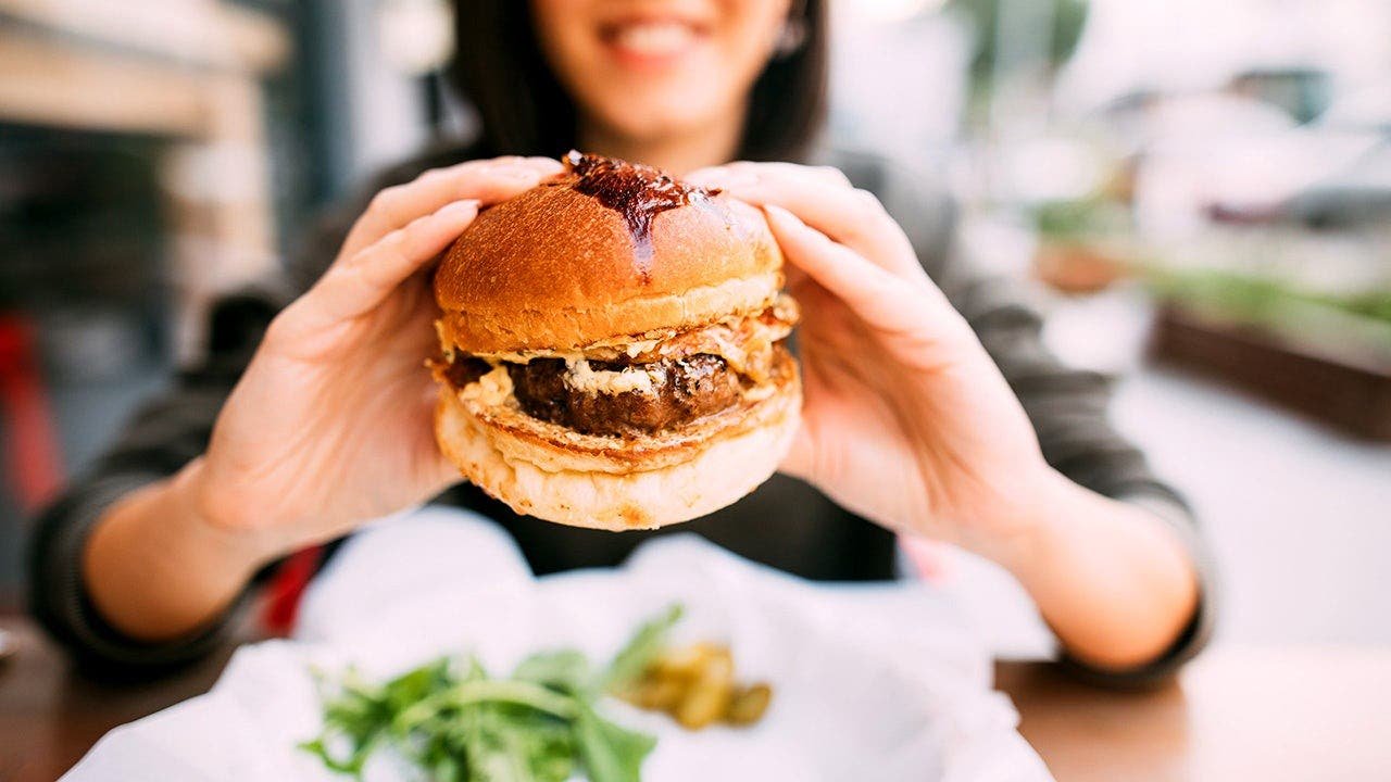 Read more about the article Burger bun mistake a chef says is ruining your cookout this summer