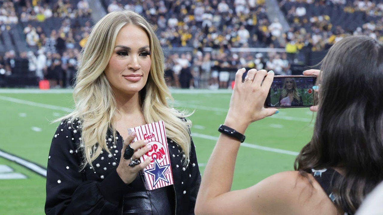 You are currently viewing Carrie Underwood still has her Sunday Night Football fastball, awkward Jim Harbaugh & Baywatch Livvy Dunne!