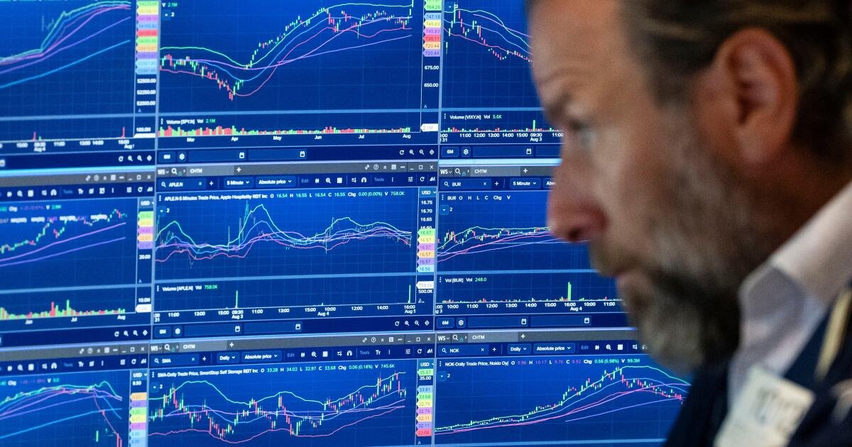You are currently viewing U.S. stocks jump as employers unexpectedly cut 23,000 jobs, raising hopes that rate hikes can wait