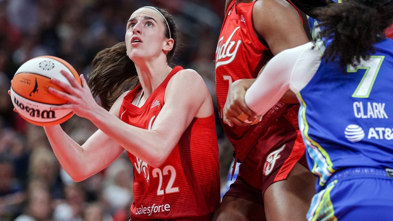 You are currently viewing Caitlin Clark overcomes injury scare, drops 29 points on Dallas Wings as Fever take top spot in East