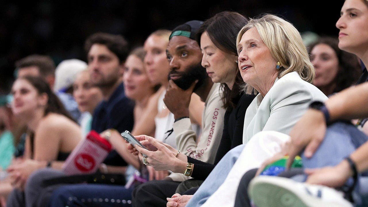 You are currently viewing Hillary Clinton appears mesmerized by WNBA team’s dancing elephant mascot