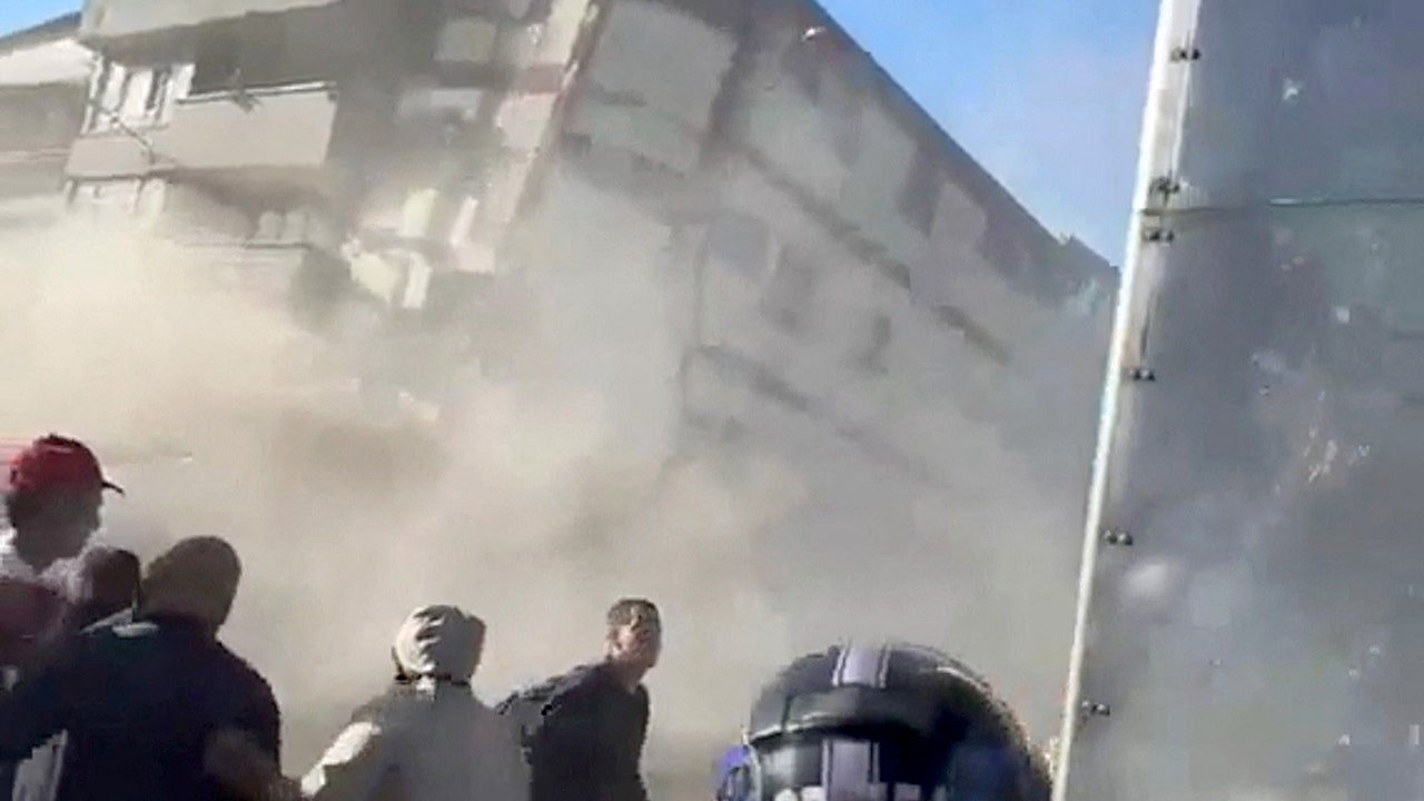 You are currently viewing Colombia building collapses on camera after earthquake wreaks death, destruction