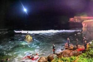 Read more about the article Horror as car plunges off famous California cliff and into the ocean