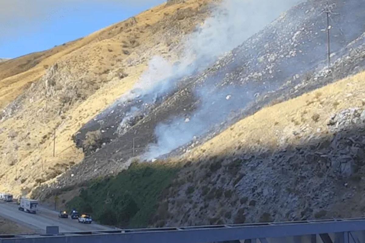 You are currently viewing Fast-moving wildfire tears through El Tejon Pass forcing evacuation warnings