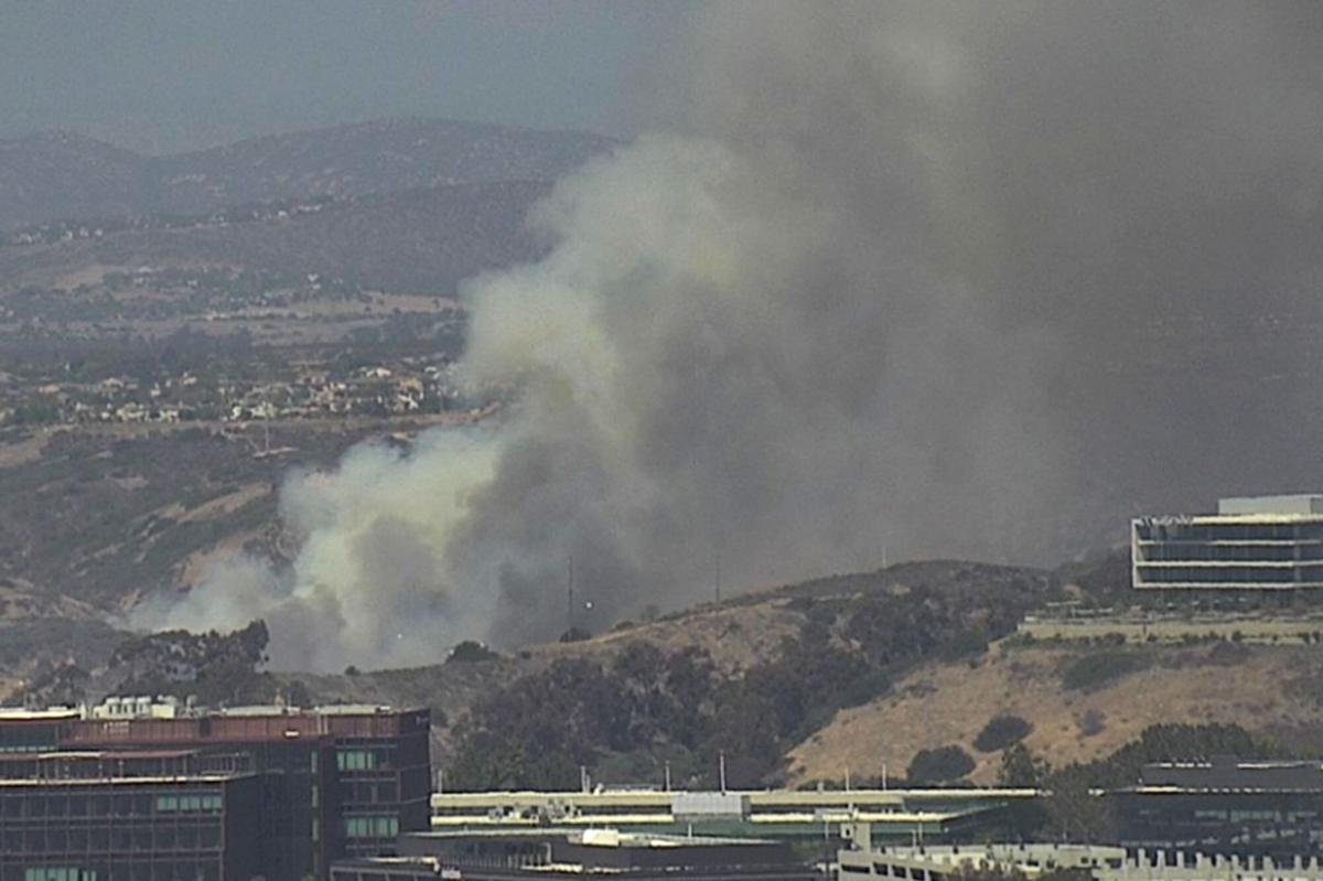 You are currently viewing Fast-moving fire breaks out in San Diego, forcing evacuations