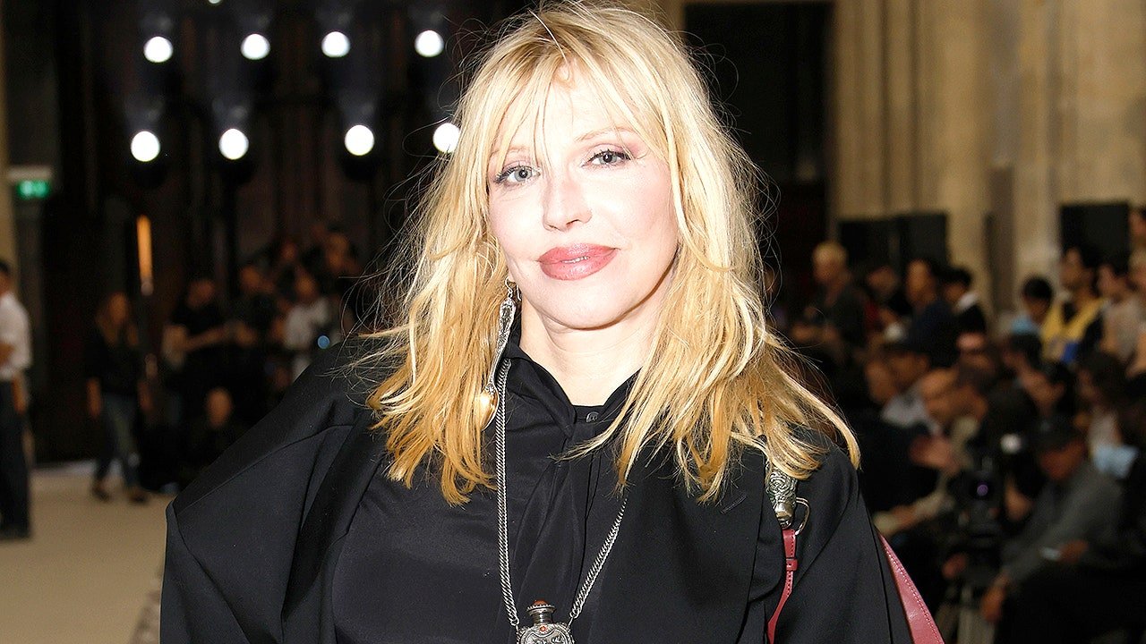 You are currently viewing Courtney Love says she almost died in secret illness, lost her hair