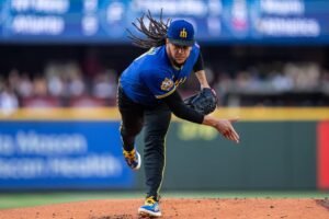 Read more about the article White Sox acquiring Luis Castillo from Mariners in splash ahead of trade deadline