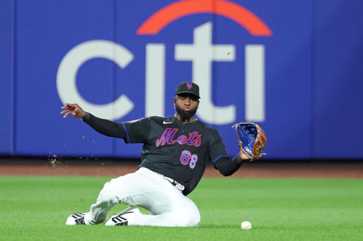 You are currently viewing Why Luis Robert Jr. is sticking in center field after Mets keep him at trade deadline