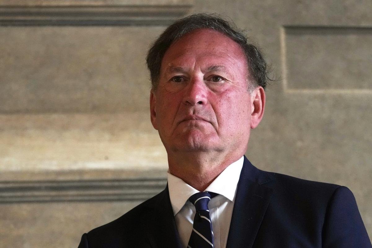 You are currently viewing Samuel Alito staying on Supreme Court bench for another term after NPR erroneously reported his retirement