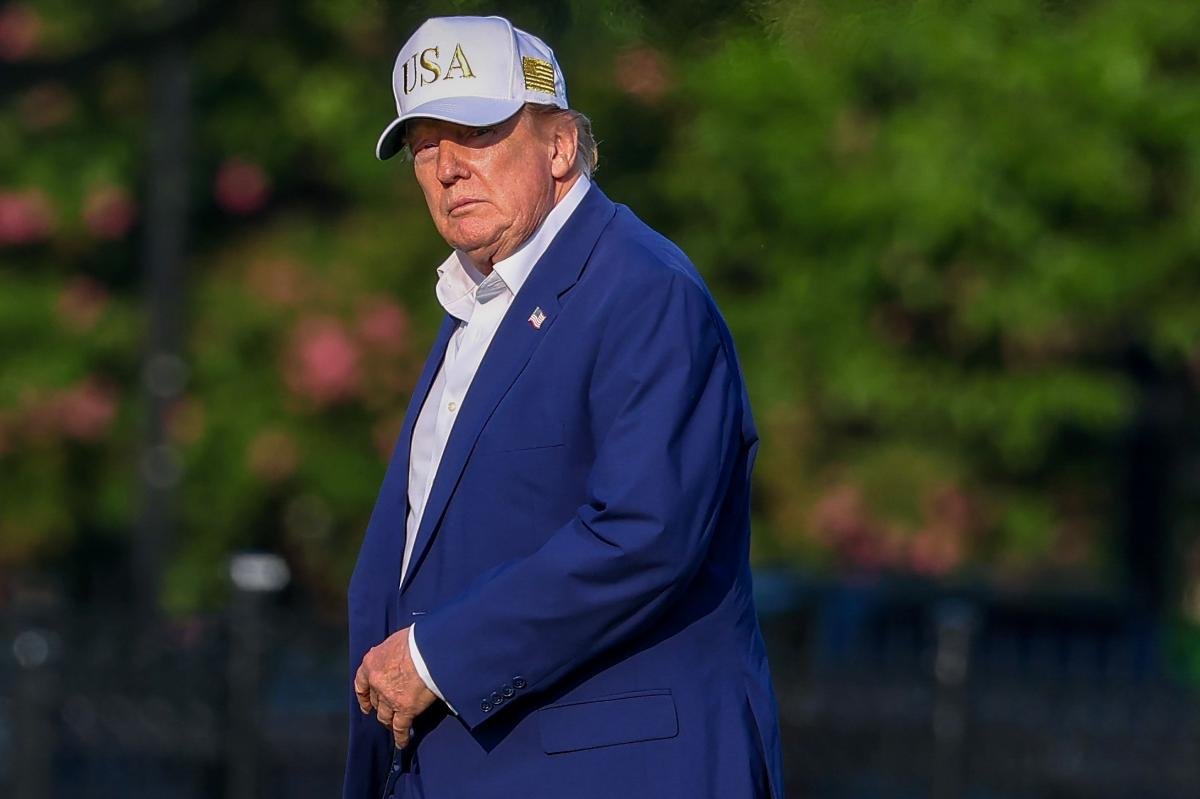 You are currently viewing Trump keeping ‘low key’ approach to Iran, choosing economic blows over military strikes: report