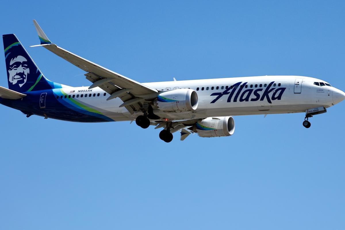 You are currently viewing Unruly Alaska Airlines plane passengers allegedly threatened to take over jet before it left Miami: ATC audio