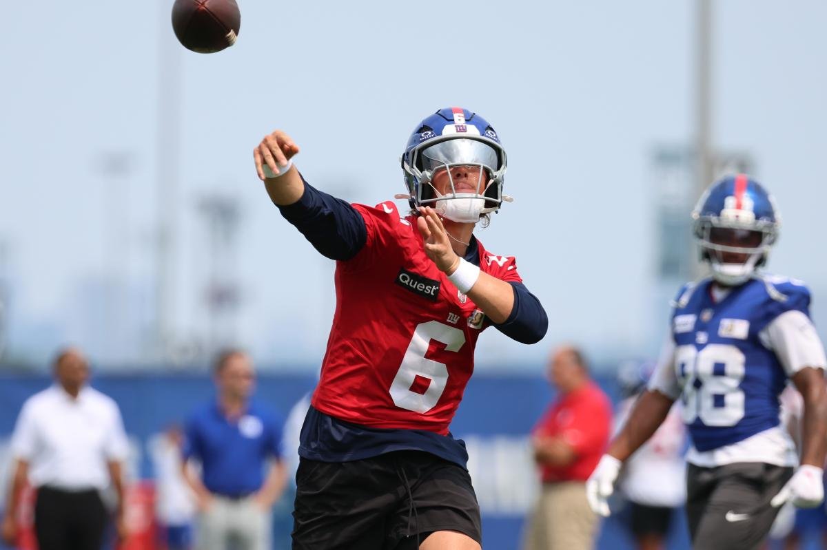 You are currently viewing Jaxson Dart takes his lumps in tough day at Giants training camp as he learns new system