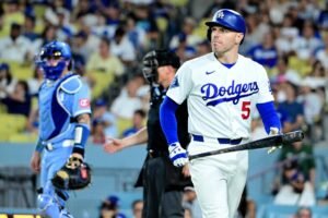 Read more about the article Freddie Freeman exits Dodgers game after freightening fall down dugout stairs